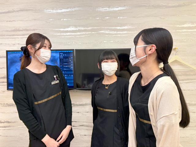 歯科衛生士3名が笑顔で話す様子