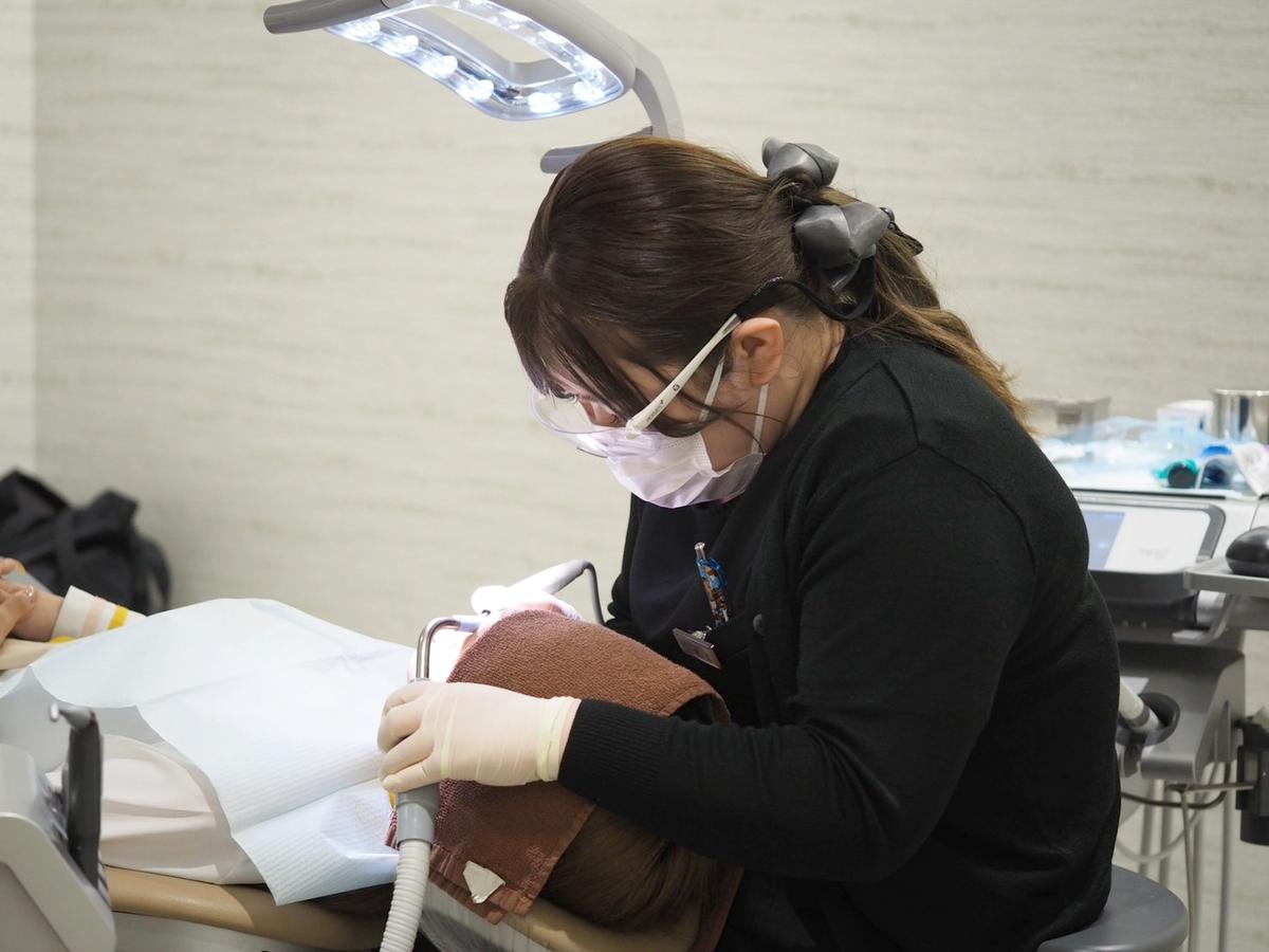 患者さまのメンテナンスを行う歯科衛生士
