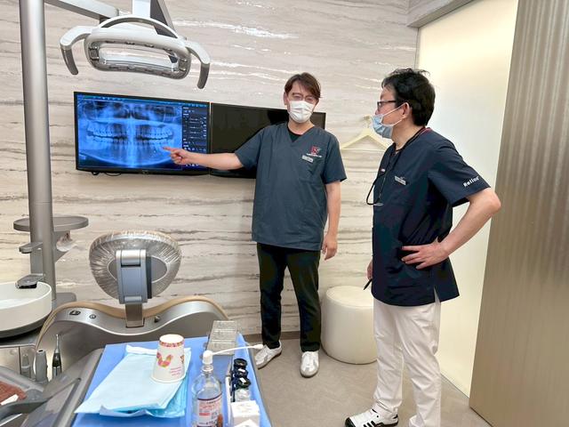 レントゲン画像を確認する歯科医師