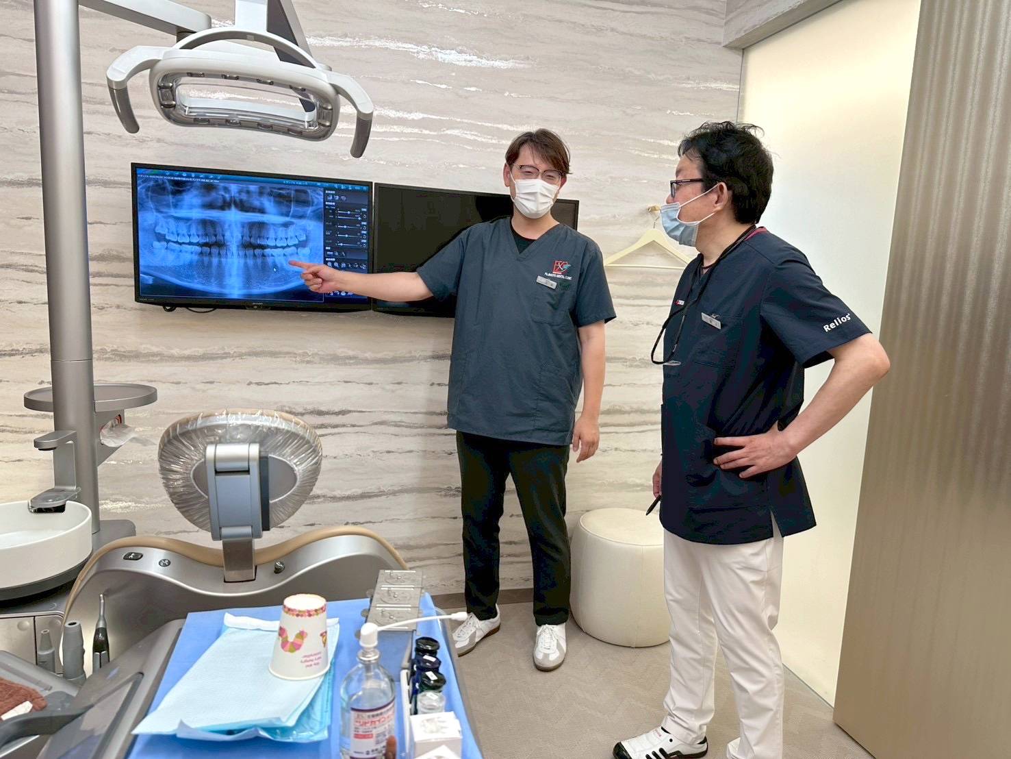レントゲン画像を見ながら意見を交わす歯科医師2名